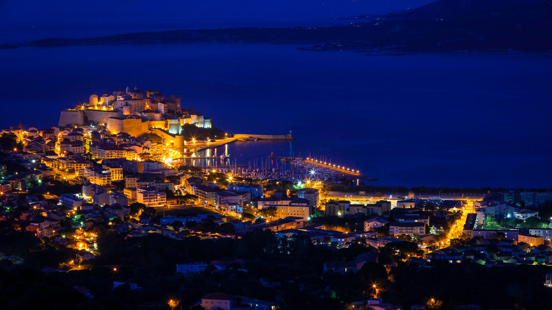 vue panoramique de nuit de calvi