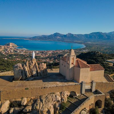 notre dame de la serra vue sur la baie de calvi